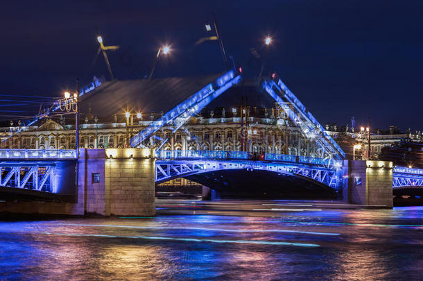 双曝光，开放的宫殿桥，白色的<strong>夜晚</strong>在圣彼得堡