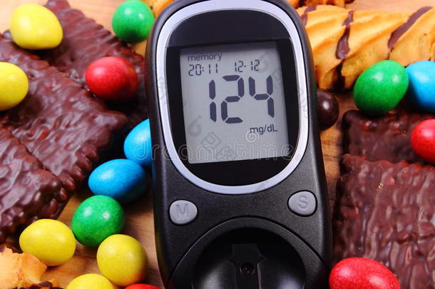 血糖仪有大量的糖果、糖尿病和不健康的食物