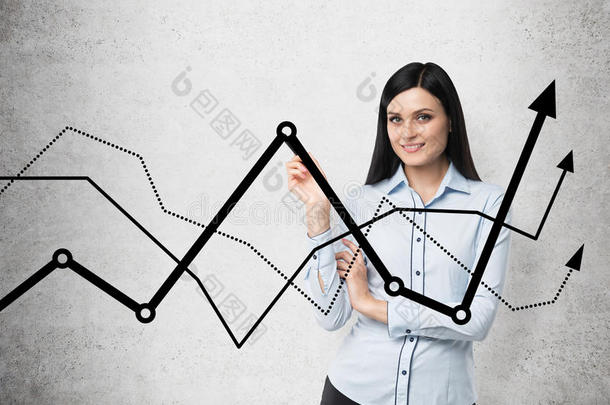 黑发商务女士给出了一个线条图，它象征着业务流程的波动。