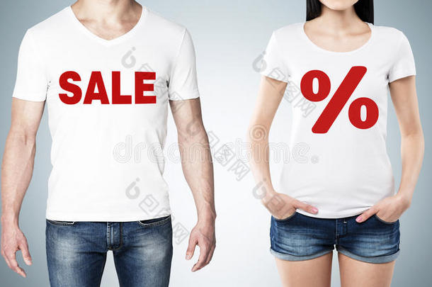 把男人和女人的身体关起来，穿着一件白色的T恤，胸前有红色的百分比标志和“出售”这个词。