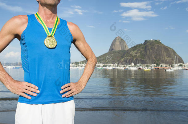 金牌运动员站在博塔福戈海滩里约