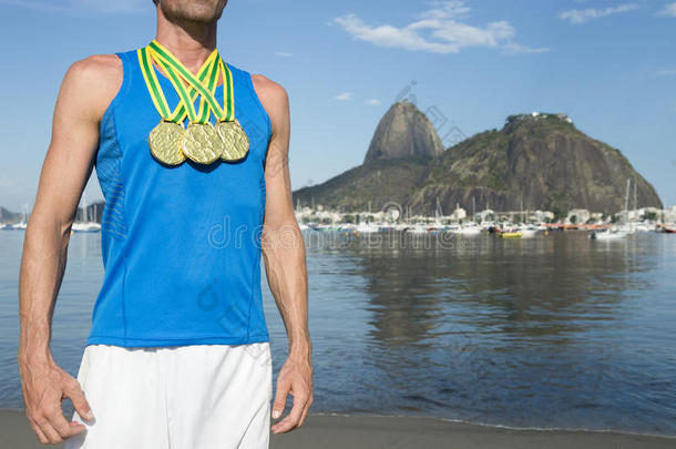 金牌运动员站在博塔福戈海滩里约