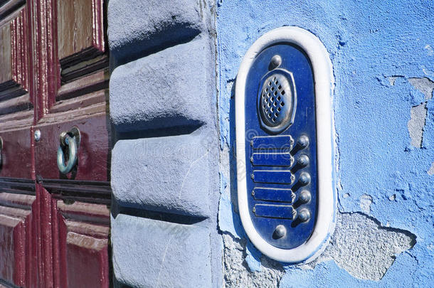古代的古董钟电铃的按钮蓝色