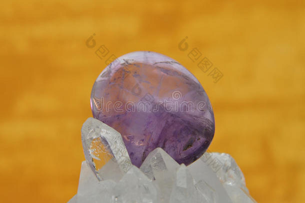 岩石<strong>水晶</strong>上的紫<strong>水晶</strong>