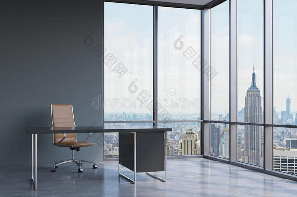 曼哈顿纽约现代角落全景办公室的工作场所。 <strong>一把</strong>棕色的皮革<strong>椅子</strong>和一张黑色的桌子。