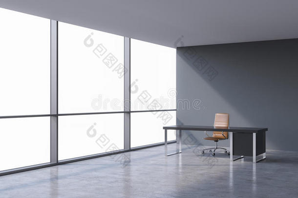 现代全景办公室的工作场所，在窗户上复制空间。 <strong>一把</strong>棕色的皮革<strong>椅子</strong>和一张黑色的桌子。