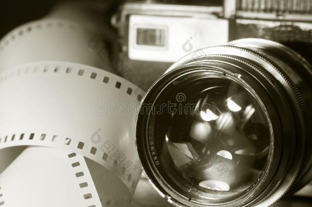 金属颜色的旧照片相机的特写。