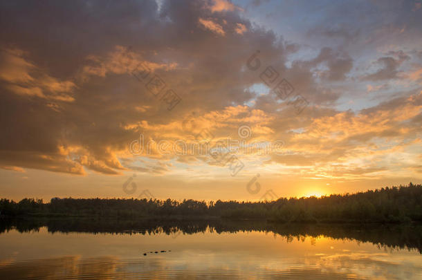 湖上的夕阳