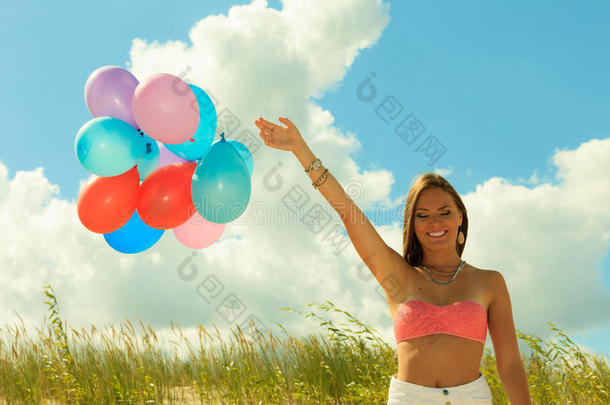 女孩拿着气球天空背景