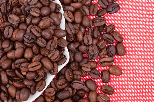 <strong>红布背景</strong>上的咖啡豆