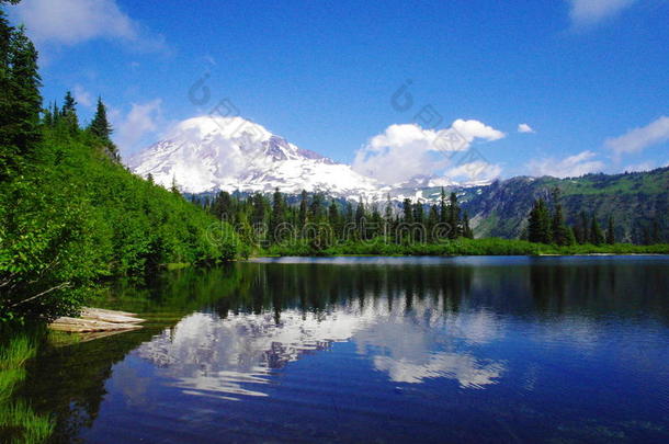 阿尔卑斯山徒步旅行湖户外的娱乐