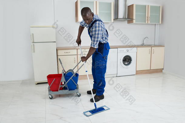 男工人打扫地板