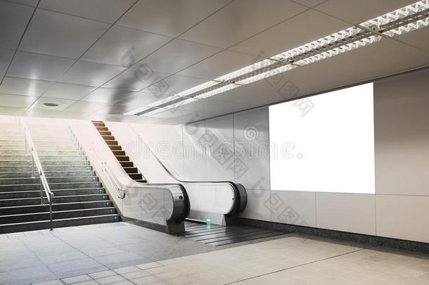 广告牌横幅标志模拟在地铁与自动扶梯