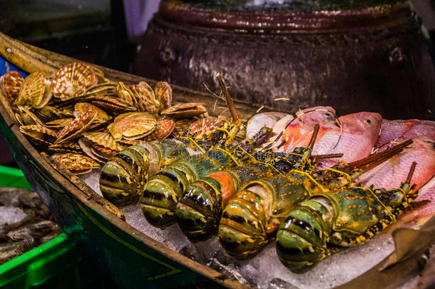 亚洲市场的大龙虾和蛤壳
