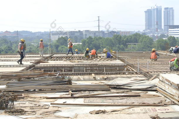 一组建筑工人制作楼板钢筋和模板