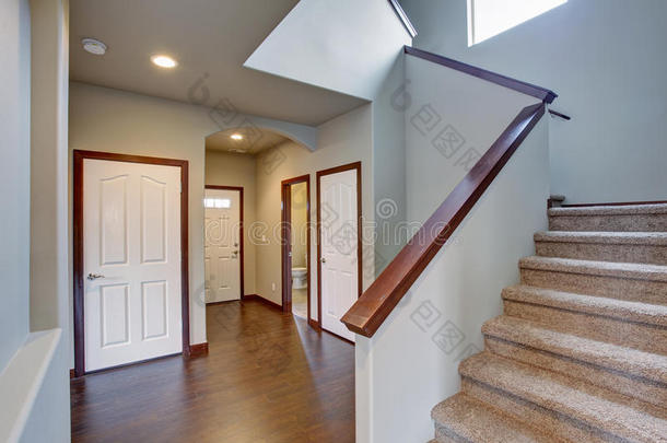 优雅的走廊和楼梯。