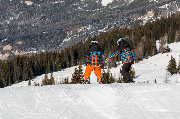 自由式滑雪板，带头盔在雪地公园，双胞胎
