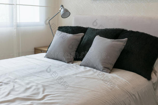 卧室内部，白色床上有灰色枕头