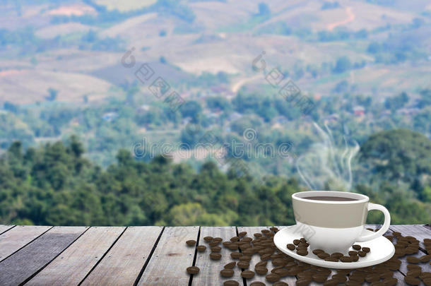 在山上的桌子上放着咖啡的杯子