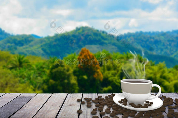 在山上的桌子上放着咖啡的杯子