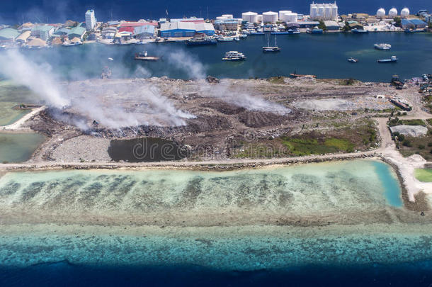 马尔代夫北部马累环礁工业区提拉浮石岛鸟瞰图