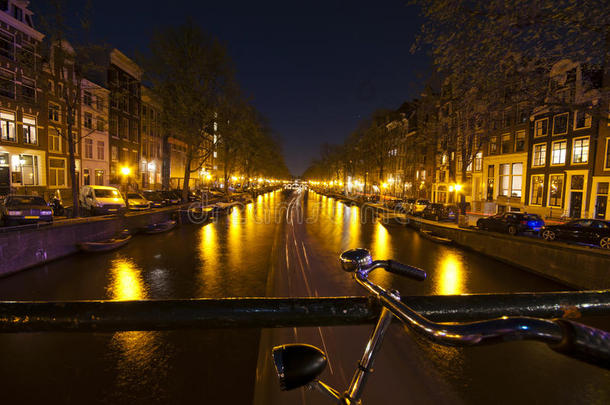 自行车停在阿姆斯特丹的桥上