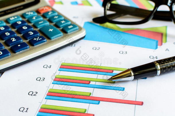 办公桌办公室业务财务会计计算，图表分析