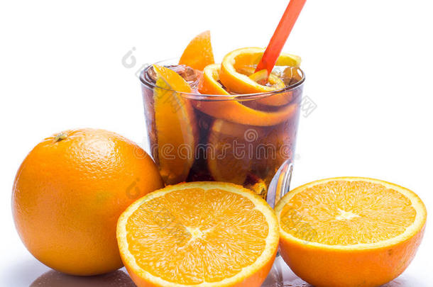 冷鸡尾酒和橙色水果