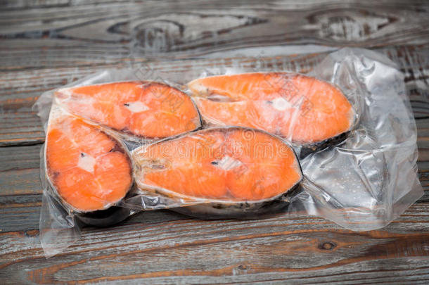 冷冻鲑鱼片在真空包装