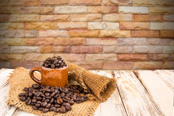 木制背景上的咖啡杯和咖啡豆