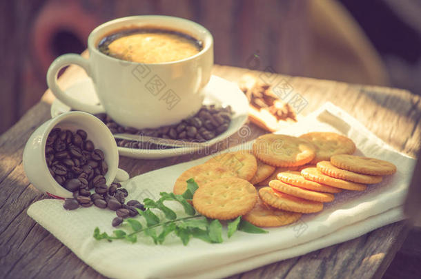 木板上的咖啡和饼干