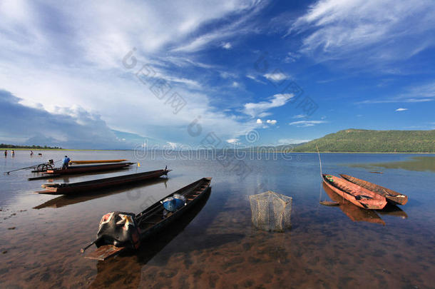 泰国湖的淡水渔船