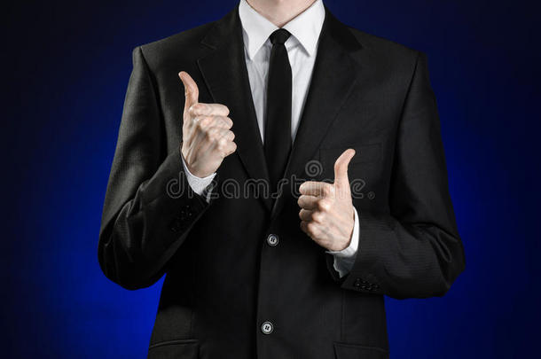 《商人与<strong>手势</strong>》主题：一名身穿黑色西装和白色衬衫的男子在深蓝色背景上竖起<strong>大拇指</strong>示意<strong>手势</strong>