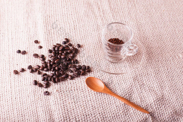 咖啡豆和杯子里的速溶咖啡。