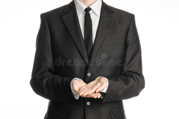 商人和手势<strong>话题</strong>：一个穿着黑色西装，绑着两只手，紧握在他面前，孤立在白色背景上