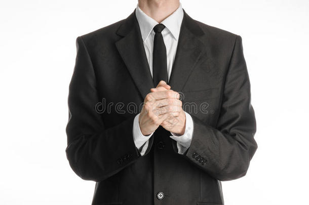 商人与手势<strong>话题</strong>：一个身穿黑色西装，打着领带的男人双手合十，祈祷、冥想