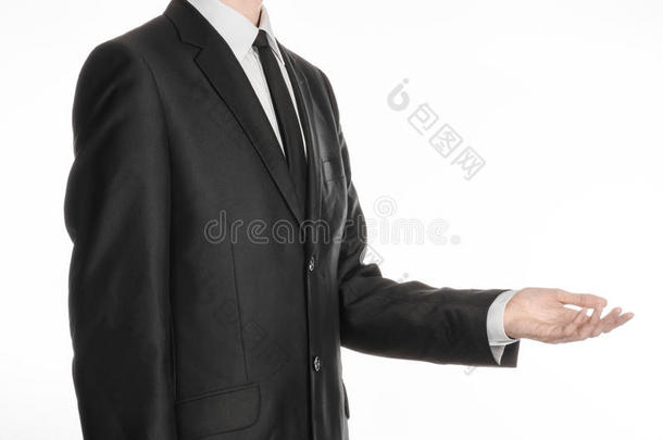 商人和手势主题：一个穿着黑色西装和领带的人在他面前握着他的手，在圣的白色背景上被孤立