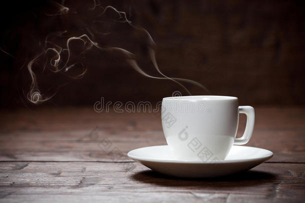 旧木桌上的咖啡杯和茶托。
