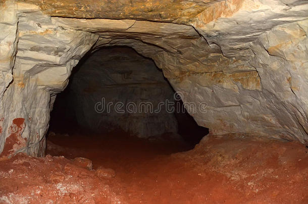 洞穴的入口。 萨布利诺村