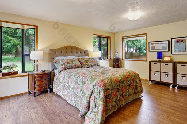 华丽的主卧室，滑动的Lgass门和硬木地板