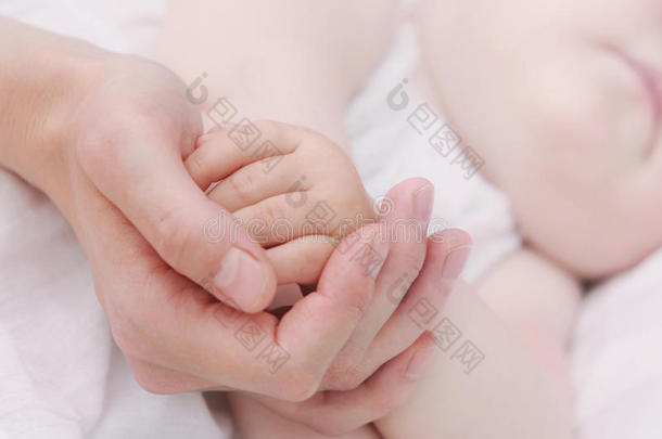 紧紧握住母亲的手，握住她孩子的小手