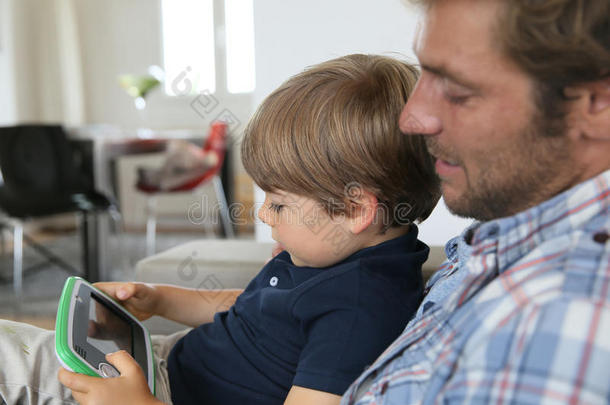 父亲和儿子花时间在一起玩电子游戏