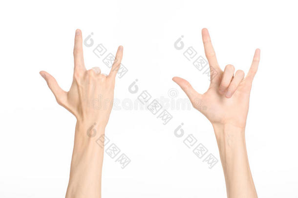 手势主题：人的手在工作室的白色背景上显示孤立的手势