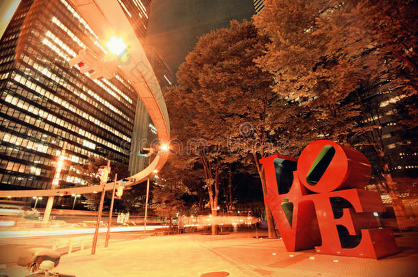 秋夜照片拍摄的爱情雕塑在新宿东京城市日本