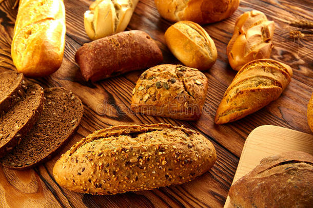 面包不同的混合在黄金老化的木桌上