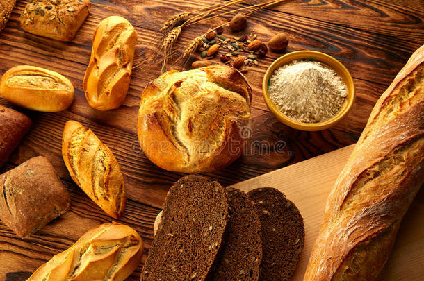 面包不同的混合在黄金老化的木桌上