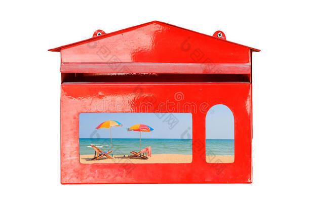 沙滩上的沙滩椅和雨伞，白色背景上的红色邮箱，