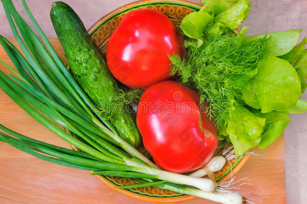 新鲜蔬菜：西红柿，黄瓜，洋葱，生菜。
