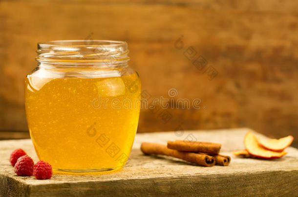 玻璃罐林登蜂蜜与<strong>淋雨</strong>，肉桂，覆盆子，苹果