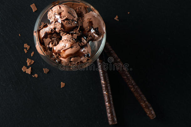 巧克力冰激凌配威化棒，俯视